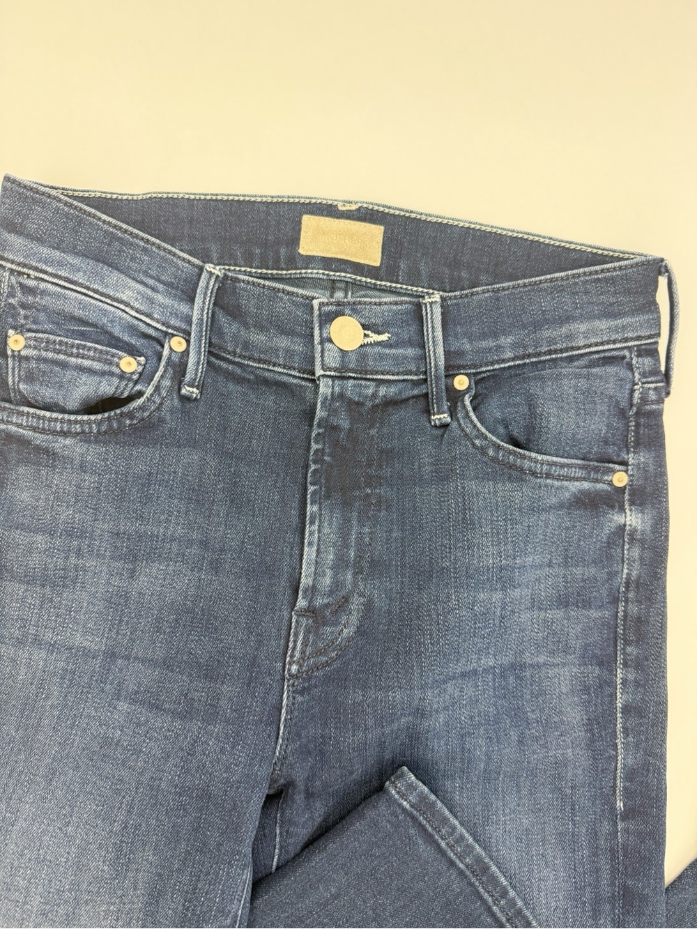Mother Denim The Outsider Crop Flare Jeans: Two Strangers Ride On The Subway - Picture 7 of 16